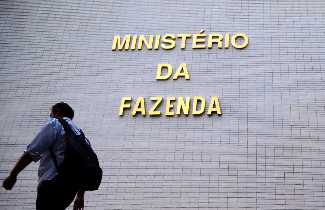Cartão e cheque especial encareceram o bolso, diz Fazenda, mostrando dívida familiar estável. Esse foco no custo alto d…