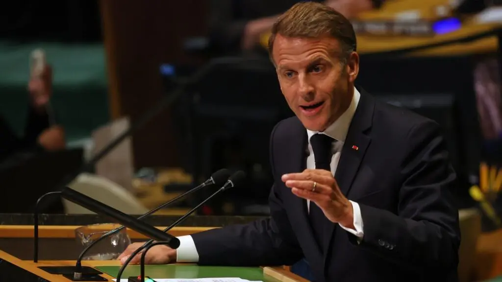 Macron, na fala final na ONU, pediu apoio mundial contra o abuso de poder de impérios e por um modelo de IA aberto. Ess…