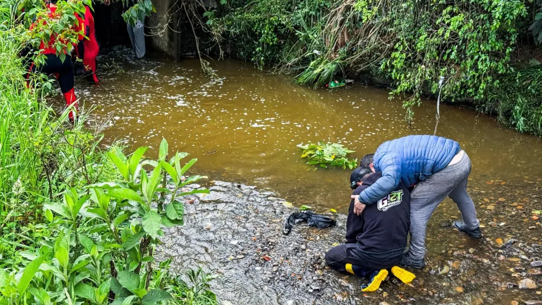 Caxias do Sul, no RS, teve o corpo de Édson Luís da Silva, 46 anos, encontrado após ser arrastado pela correnteza ao te…