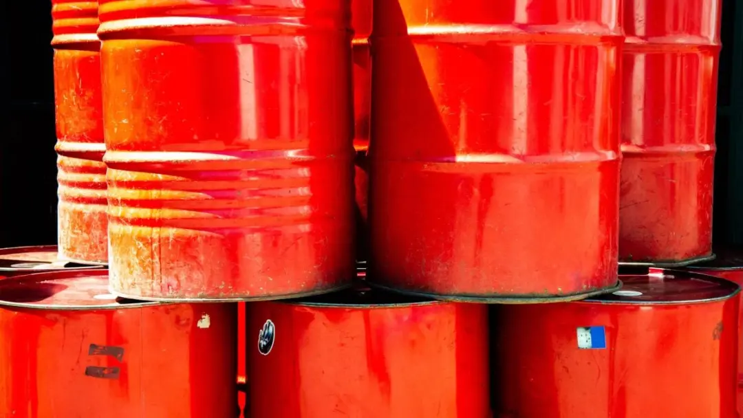 Cenário de choque persistente no petróleo Brent, a Fazenda revisou a projeção do PIB de 2026 para 2,0%. A alta do petró…