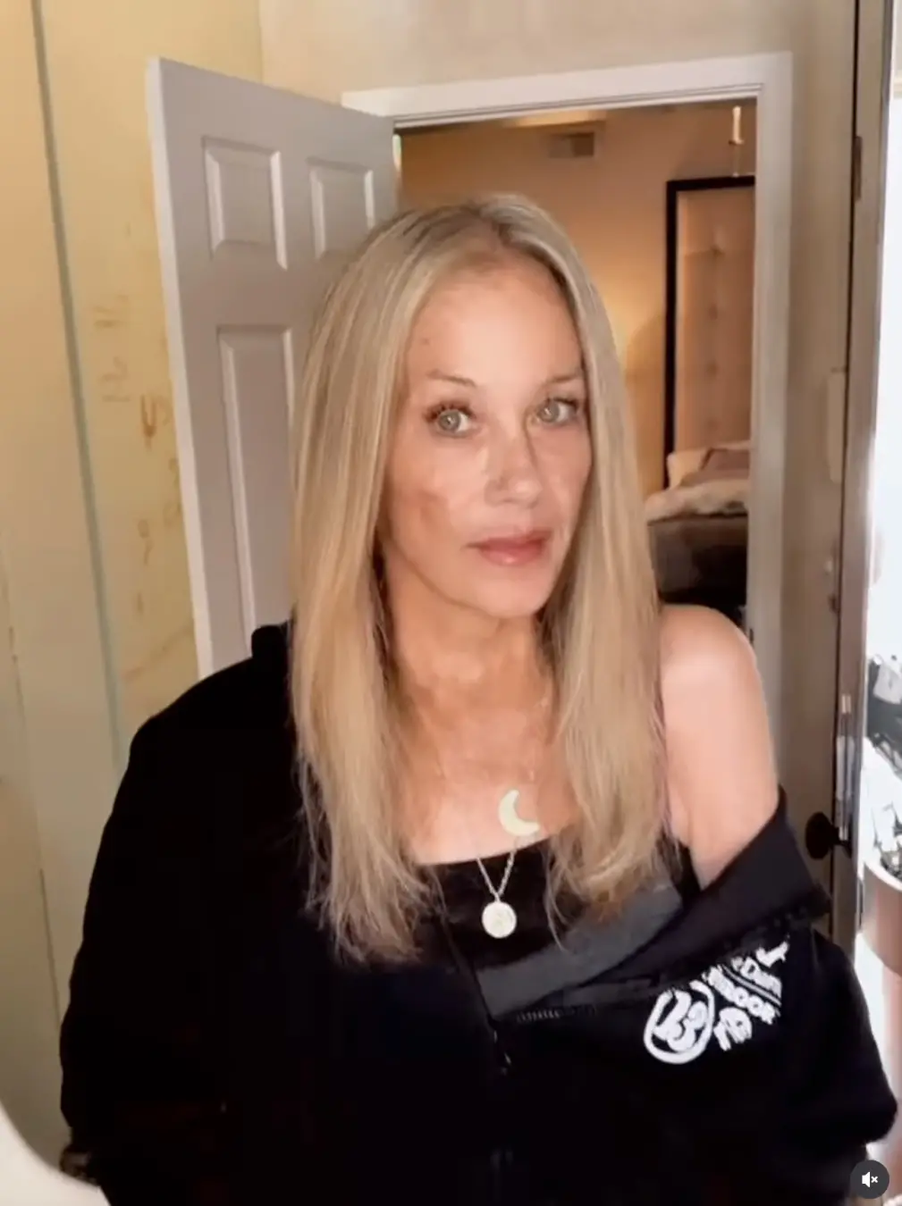 Christina Applegate voltou a aparecer em vídeo após ficar quase quatro meses no hospital. É bom ver ela sorrindo depois…