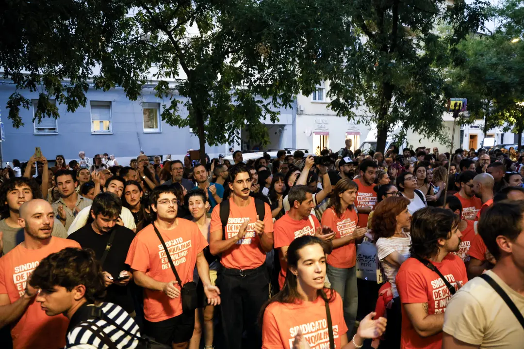 O despejo da Maricarmen, de 87 anos, começou com concentração de pessoas em frente à casa dela na rua Alcalde Sainz de …