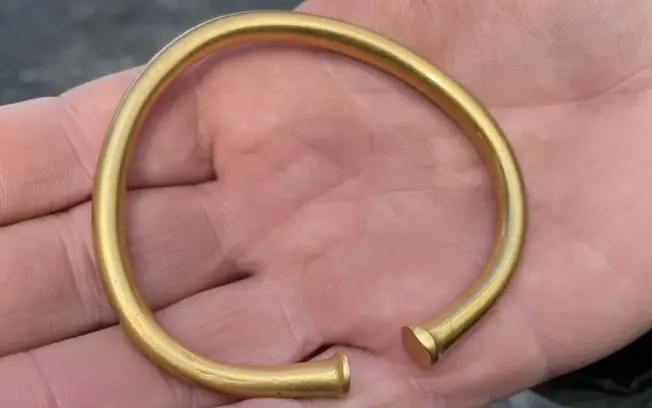 Pulseira de ouro de 3.000 anos foi achada em fazenda no País de Gales, com estimativa de valor de R$ 136 mil. Achei inc…
