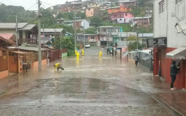 Três vidas perdidas em Caxias do Sul após temporais com mais de 168 mm de chuva. A suspensão das aulas municipais mostr…