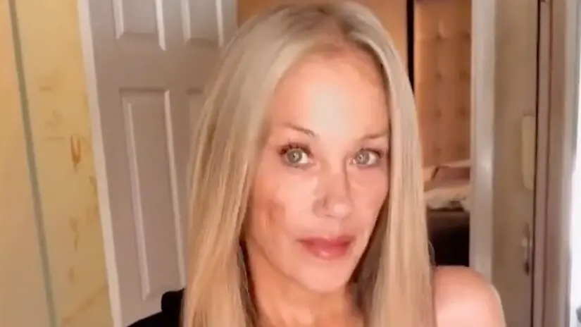 Christina Applegate mostrou um vídeo em que aparece sorrindo após meses em hospital em Los Angeles. É bom ver esse reto…