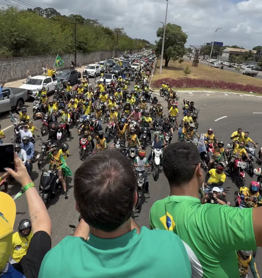 Flávio Bolsonaro fez carreata em São Luís, Maranhão, nesta quarta com um quadro do pai, Jair Bolsonaro, na concentração…