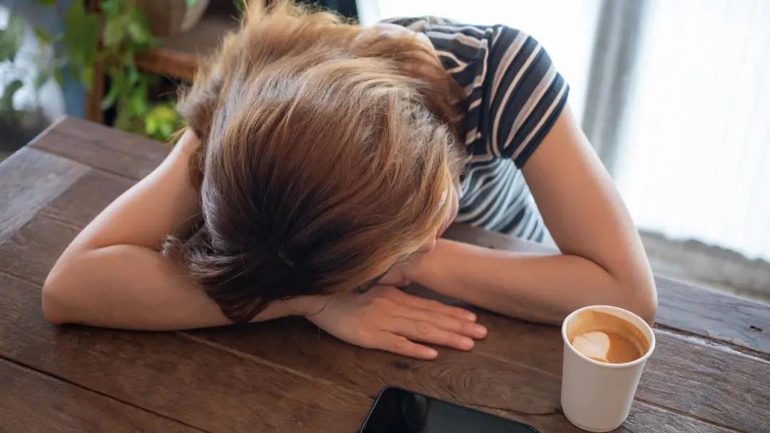 Estudo da Universidade Wroclaw aponta que o cafeinado do café pode atrapalhar a qualidade do sono, independente do horá…