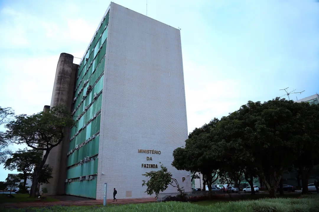 PIB em 2026 projetado em 2% pela Fazenda, caindo de 2,3% antes. A queda vem do setor de serviços e do endividamento das…