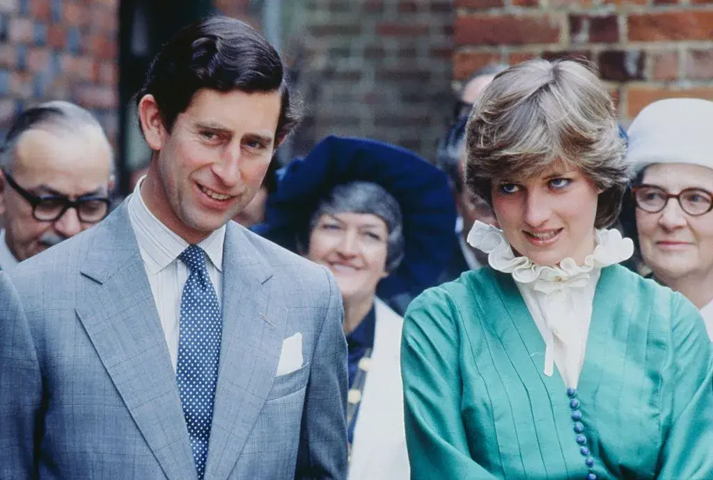 Charles Spencer, irmão da princesa Diana, disse que vê o Rei Charles III apenas como um ex-cunhado. É natural o distanc…