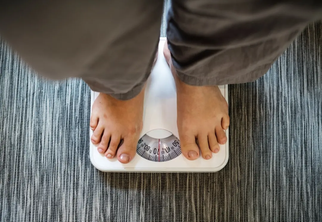 Peso ideal é um conceito complexo, pois fatores como genética, massa muscular e atividade física influenciam o que a me…