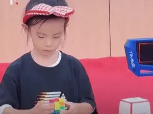 China, recorde mundial feminino no cubo mágico quebrado por menina de 6 anos. Esse feito mostra como a concentração e a…