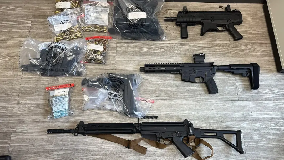 Vereador Jorge Canella foi preso em flagrante no Rio após a PF encontrar dois fuzis e uma submetralhadora na casa dele.…