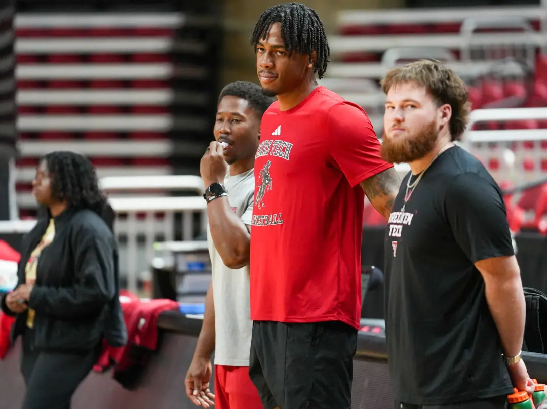 Texas Tech, em Lubbock, tem o jogador JT Toppin, que rompeu o ACL, com retorno incerto para a temporada 2026-27. O trei…
