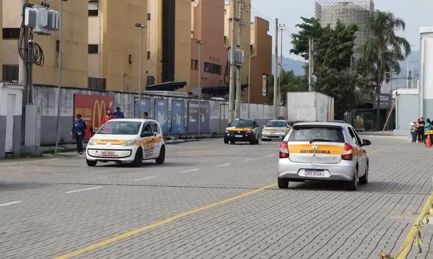 Detran do Rio permite uso de carro automático nas aulas práticas de habilitação. Essa mudança amplia a opção dos futuro…