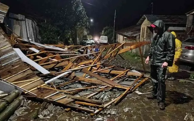 Quatro mortes em decorrência dos temporais no Rio Grande do Sul. Os vendavais de até 89 km h provocaram destelhamentos …