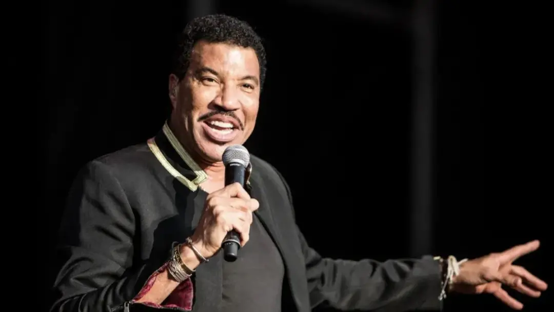 Lionel Richie foi hospitalizado por fibrilação atrial, um batimento irregular, e cancelou três shows com Earth Wind Fir…