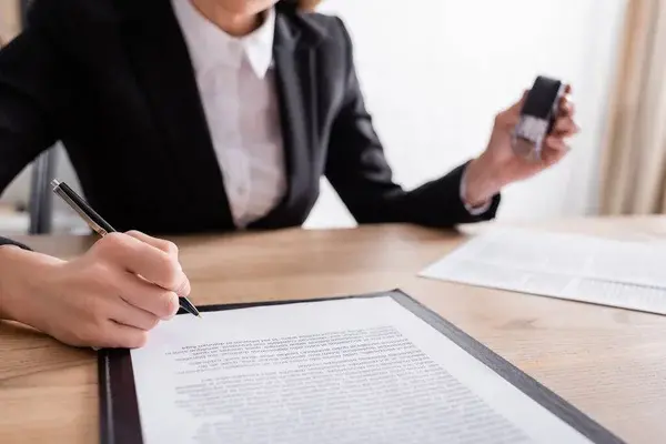 Nova lei fixa prazo de cinco anos para punir notários e registradores por falhas. Isso traz mais segurança jurídica par…