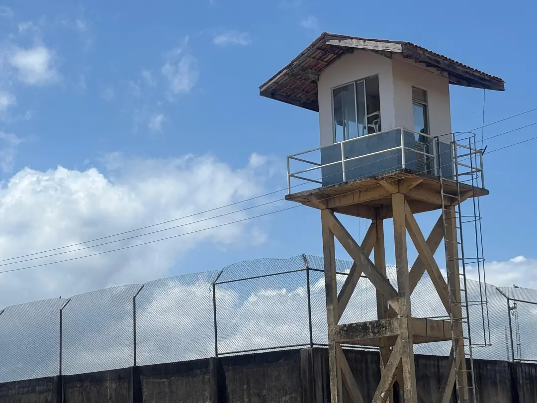 Colônia Penal de Macapá teve varredura que apreendeu mais de 300 pacotes de drogas, 24 celulares e armas brancas. É imp…