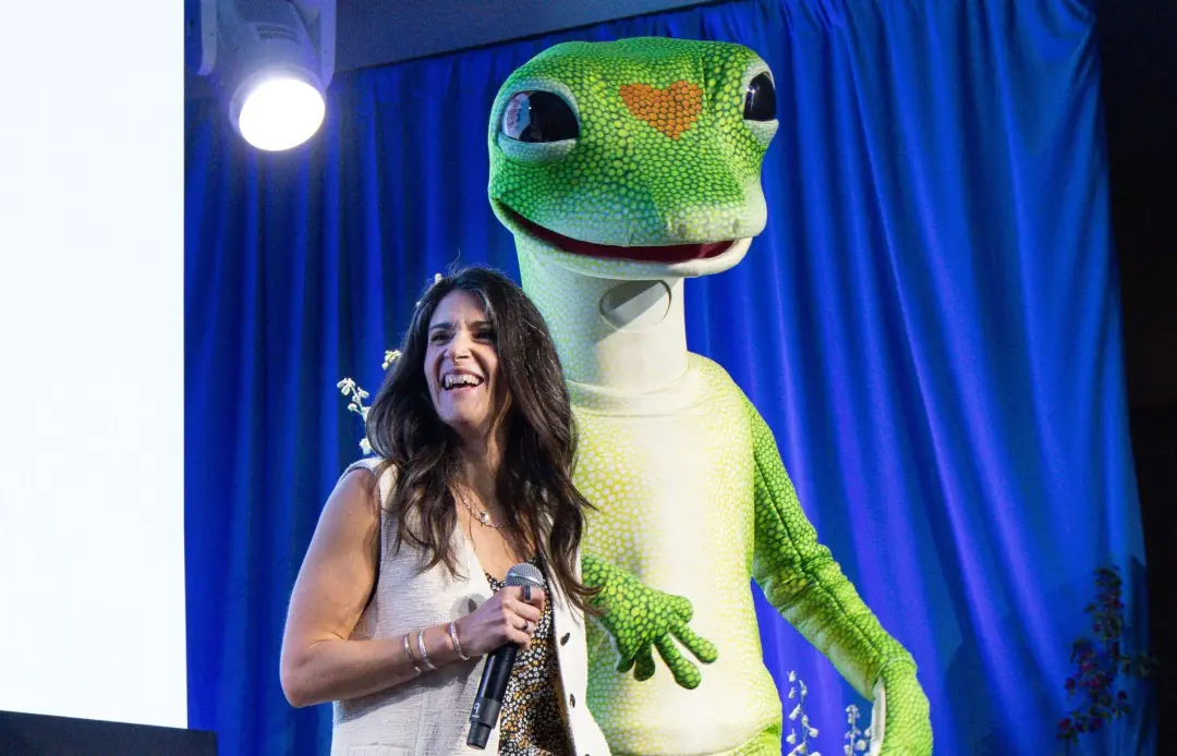 O macaquinho da Geico apareceu como convidado no podcast da jogadora da WNBA Azzi Fudd em junho. A IA permitiu que o pe…