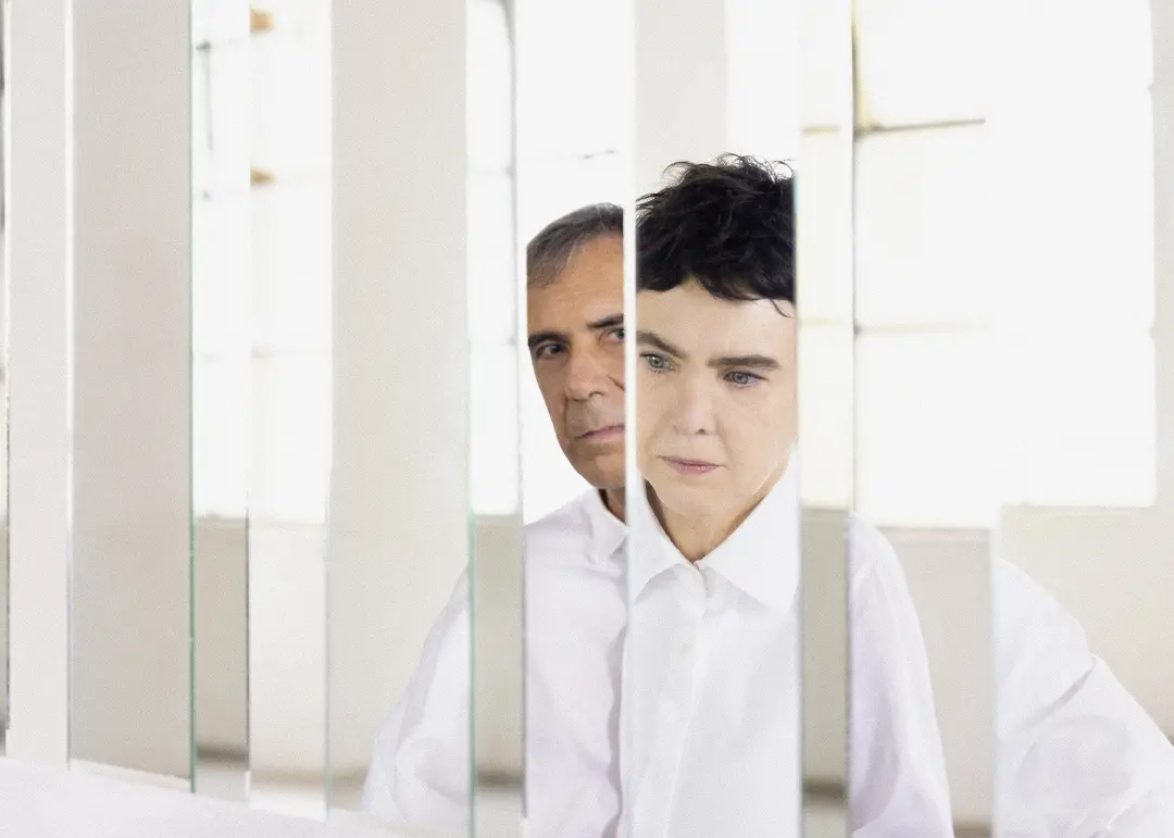 Arnaldo Antunes e Adriana Calcanhotto lançaram o álbum Vice Versa com dez inéditas e uma turnê confirmada para 2027, in…