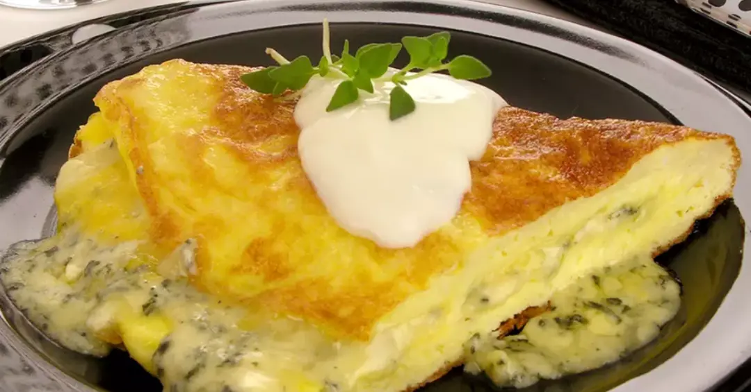6 receitas de omelete com recheios como gorgonzola ou frango cozido são fáceis de fazer em 15 ou 20 minutos. A praticid…