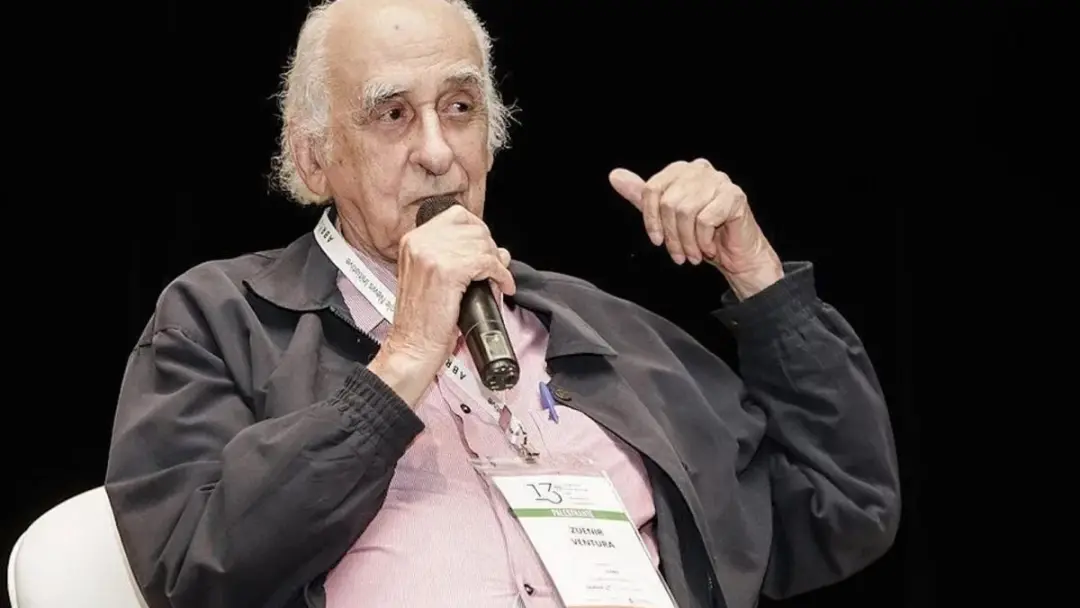 Zuenir Ventura, jornalista e escritor, faleceu aos 95 anos no Rio de Janeiro em decorrência de uma pneumonia. Sua traje…