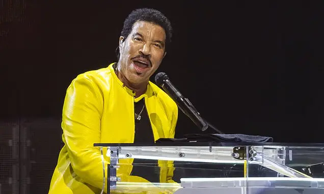 Lionel Richie, cantor de 77 anos, foi hospitalizado para tratamento de fibrilação atrial. É preocupante ver artistas gr…