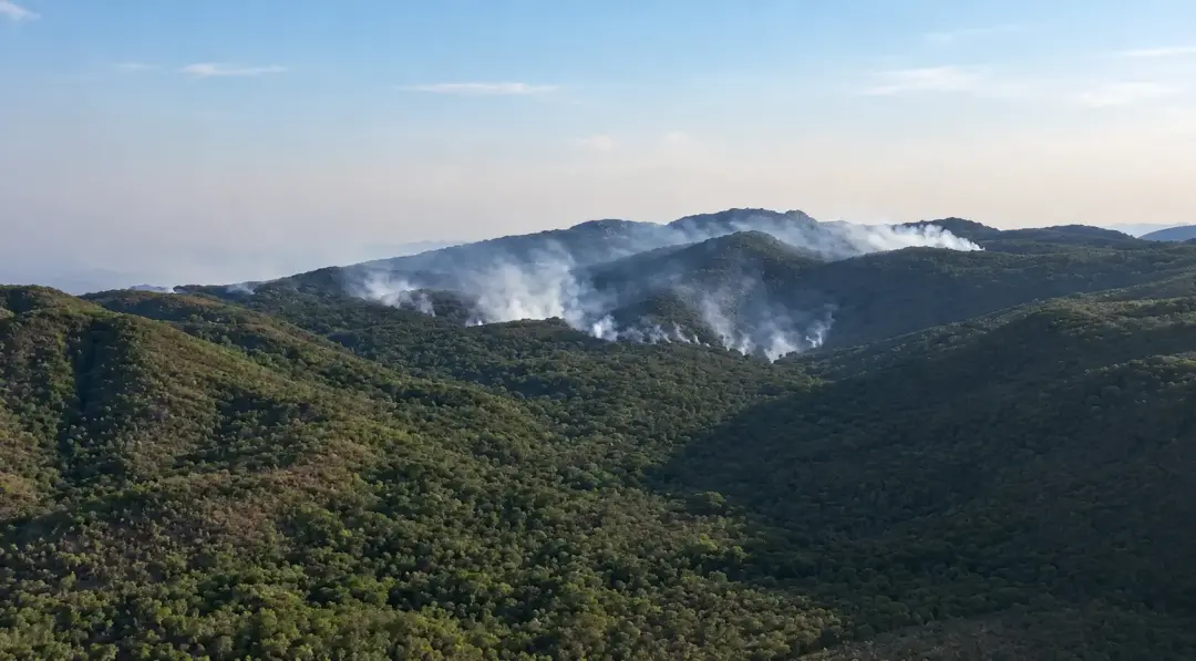 1,4 mil hectares consumidos na Serra de Calcilândia em Goiás. Os bombeiros estão há três dias tentando controlar o incê…