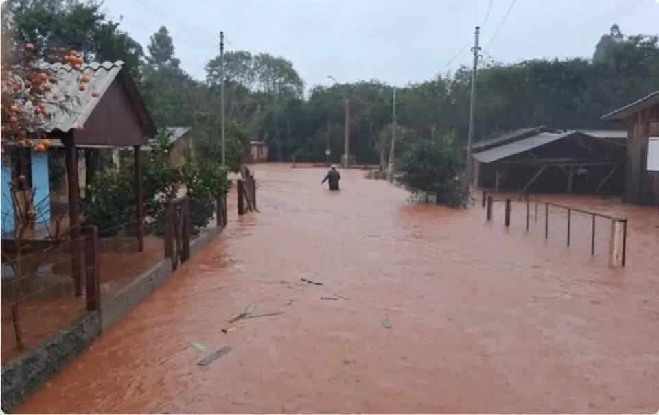 Quatro mortos pelas chuvas no Rio Grande do Sul, sendo três em Caxias do Sul. O volume de água subindo e as famílias pr…