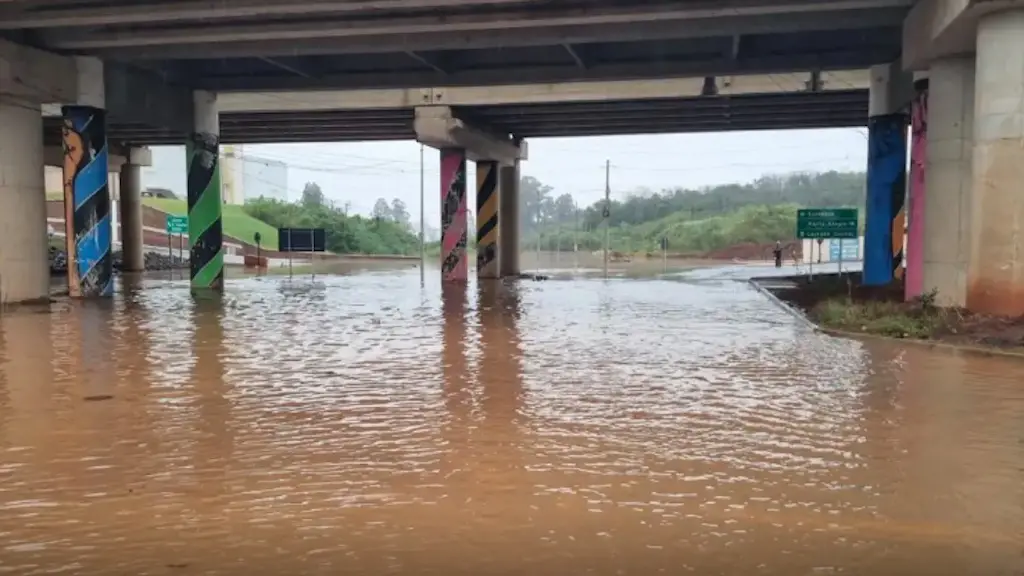 Rio Taquari em risco muito alto de inundação até as 6h40. A orientação é buscar abrigo ou ficar em local seguro até ces…