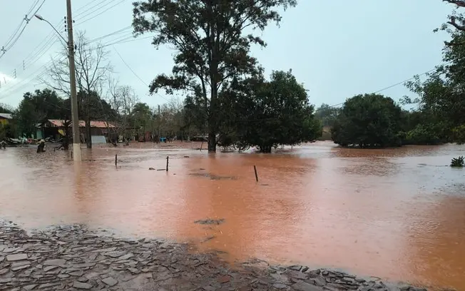 Rio Taquari com alerta de risco muito alto de inundação até quarta-feira, entre Venâncio Aires e General Câmara. A orie…