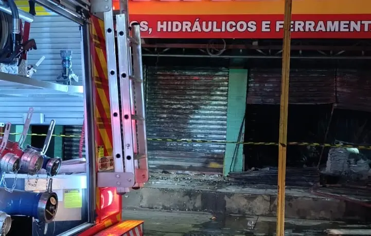 Morada do Sol, em Goiânia, teve incêndio grande em ferragista na madrugada de terça. O fogo alastrou para farmácia e ba…