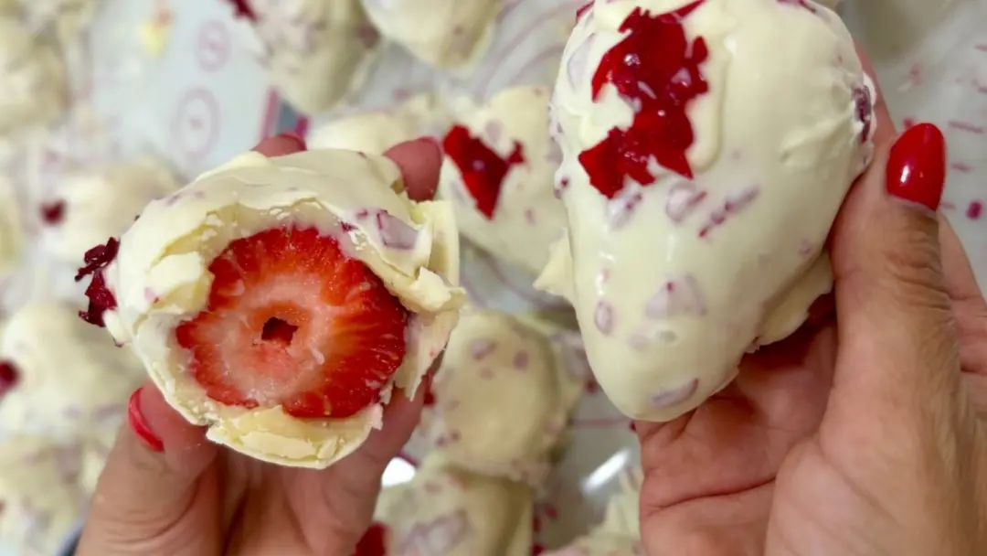 Morango cravejado virou tendência, transformando fruta em algo que parece joia nas redes. A apresentação visual agora m…
