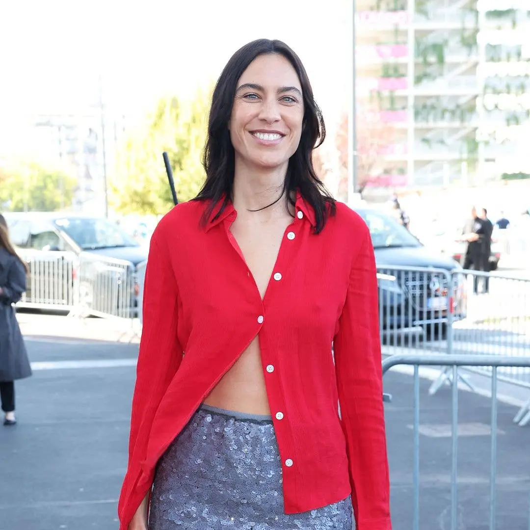 Milan Fashion Week SS27 reuniu nomes como Nara Smith e Alexa Chung na capital italiana da moda. É interessante ver como…