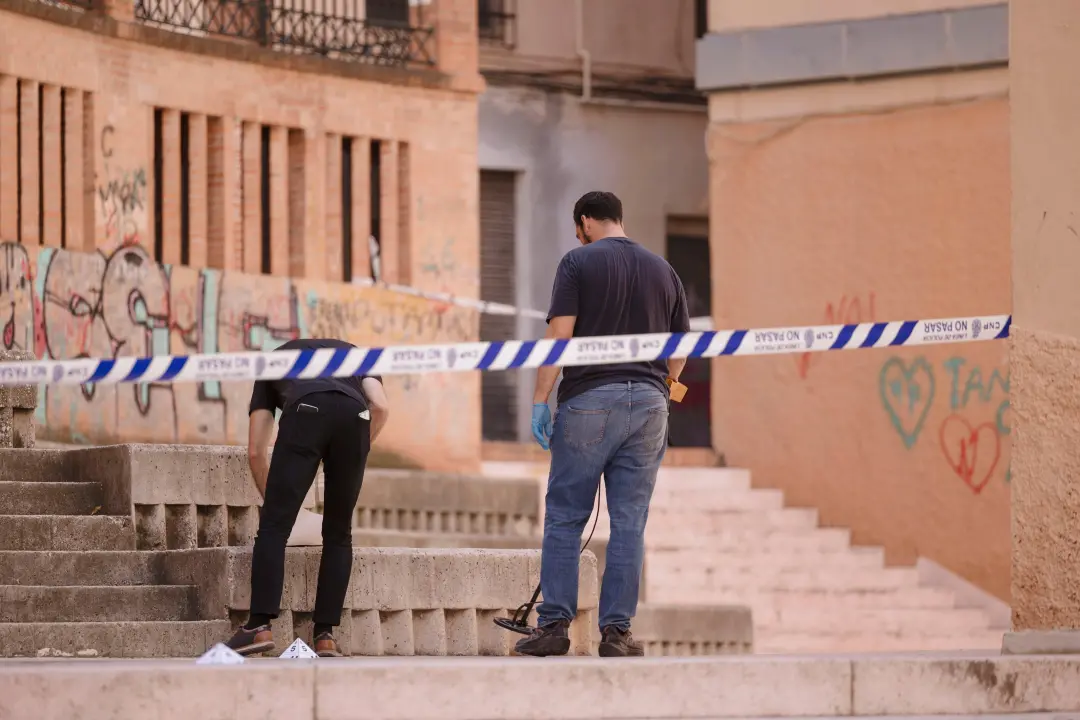 Em Málaga, um jovem de 20 anos chamado Nacho foi baleado em uma praça. A polícia apurou que os atiradores, suecos, erra…