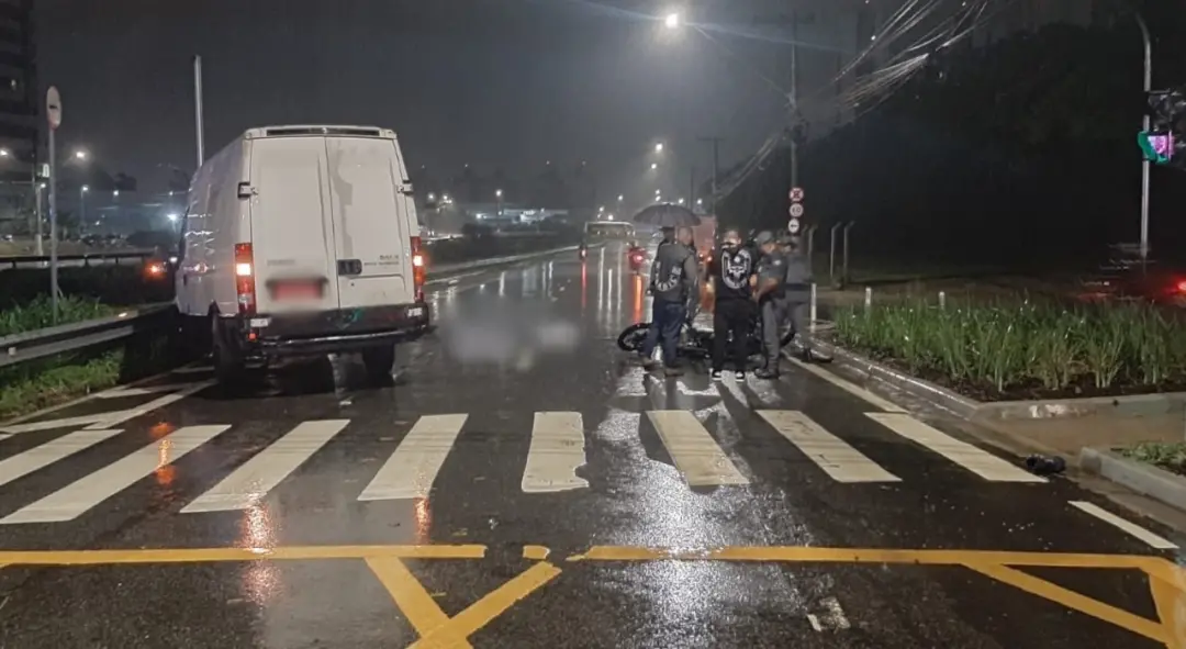 Motociclista morreu em acidente com van no cruzamento de Jundiaí, na madrugada de terça. A batida causou bloqueio na Ma…