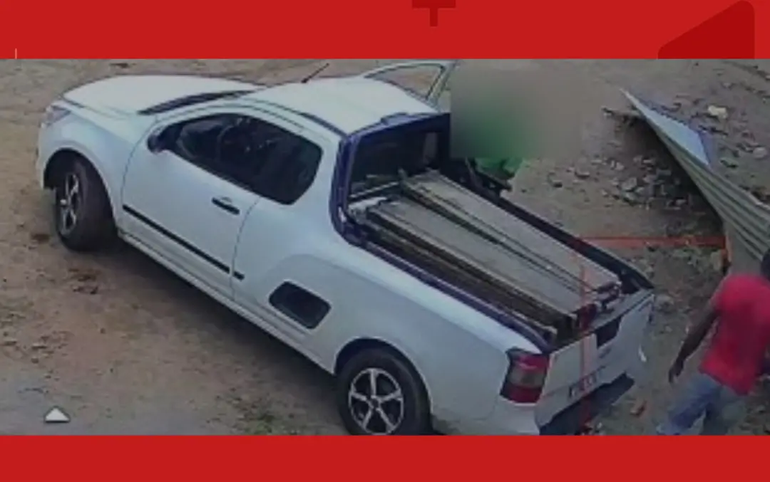 Dupla foi flagrada furtando cerca de 20 peças de andaime de uma obra no bairro Capuchinhos em Feira de Santana. O mater…
