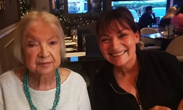 Lorraine Kelly revelou que a mãe dela está hospitalizada fazendo aniversário de 85 anos depois de uma queda. É uma situ…