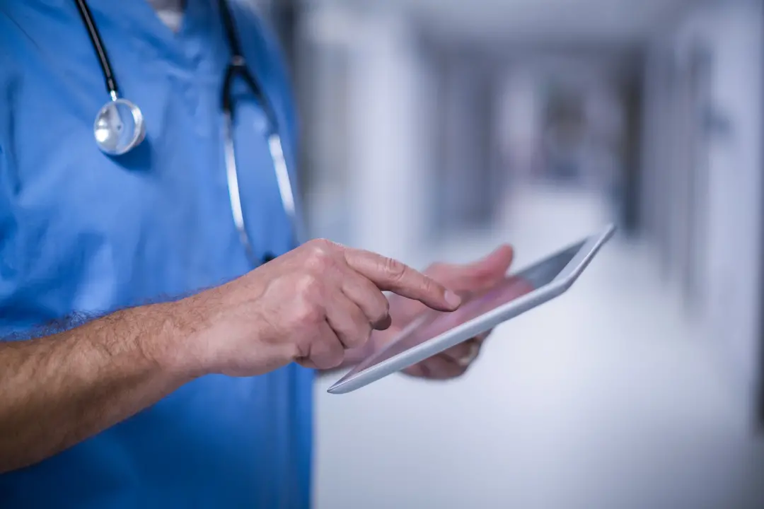 Doze horas semanais em burocracia, média de quase 18 mil médicos americanos dedicação a tarefas indiretas. Isso mostra …