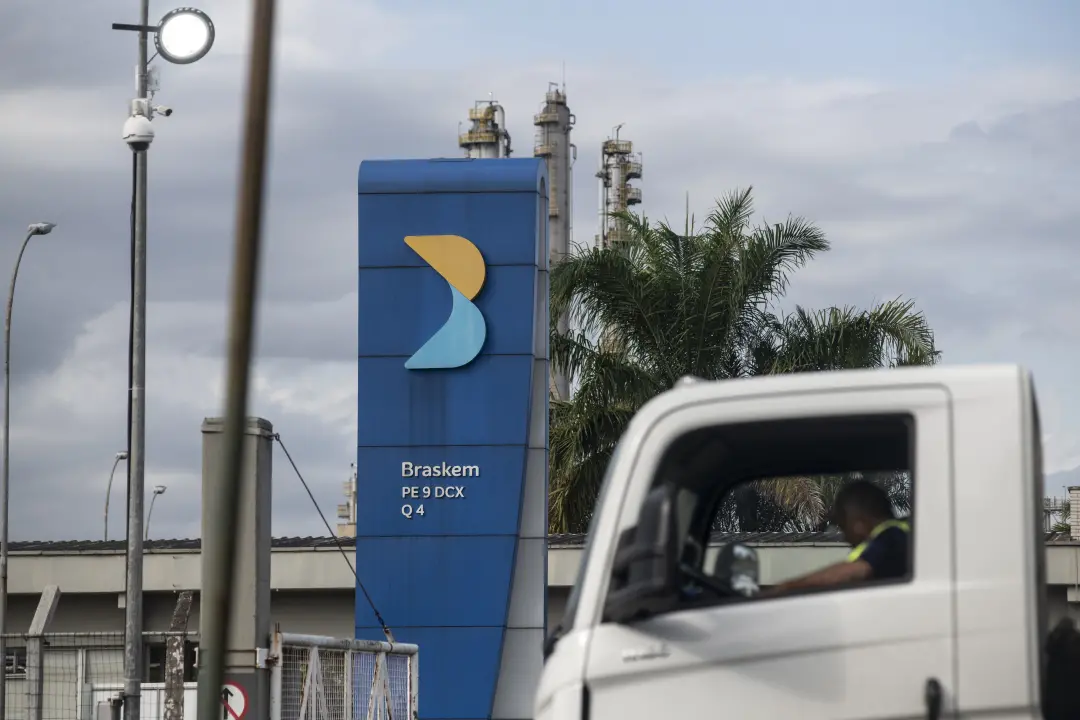 Credores da Braskem pedem US$ 3 bilhões em capital novo aos controladores da empresa. Essa pressão mostra a tensão na r…