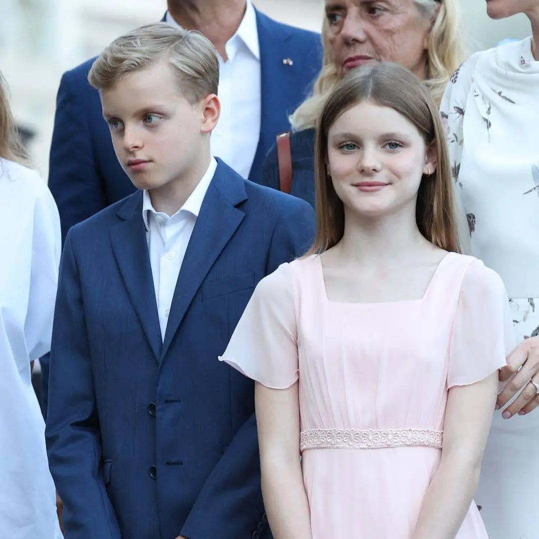Princess Gabriella, com 11 anos, vestiu sapatos Mango de £28 ao lado da Princess Charlene. É interessante ver como a mo…