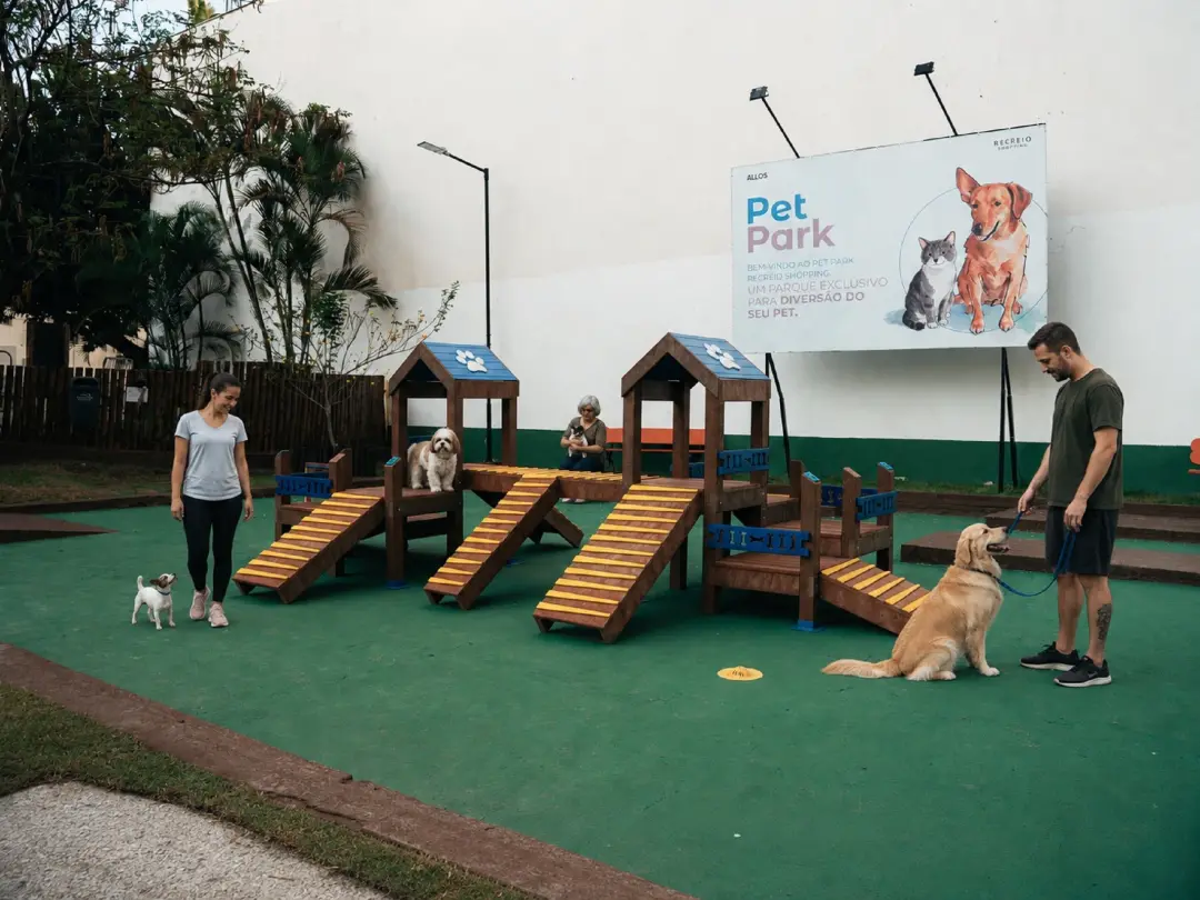 Recreio Shopping expandiu o Pet Park de 300m² para 393m² com grama natural e circuito agility. É bom ver o comércio ate…