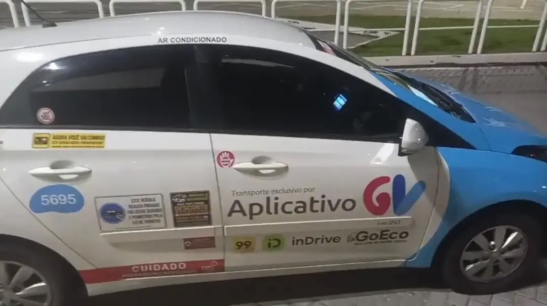Em Vitória, um carro de aplicativo que imita o Transcol está sendo investigado por operar com aparência de transporte c…