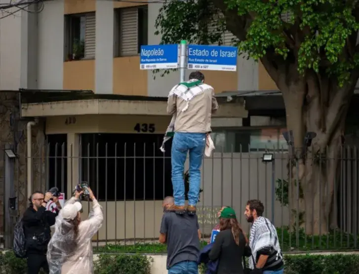 Domingo, 20, em São Paulo, um militante cobriu a placa da Rua Estado de Israel com a frase Palestina Livre do rio ao ma…