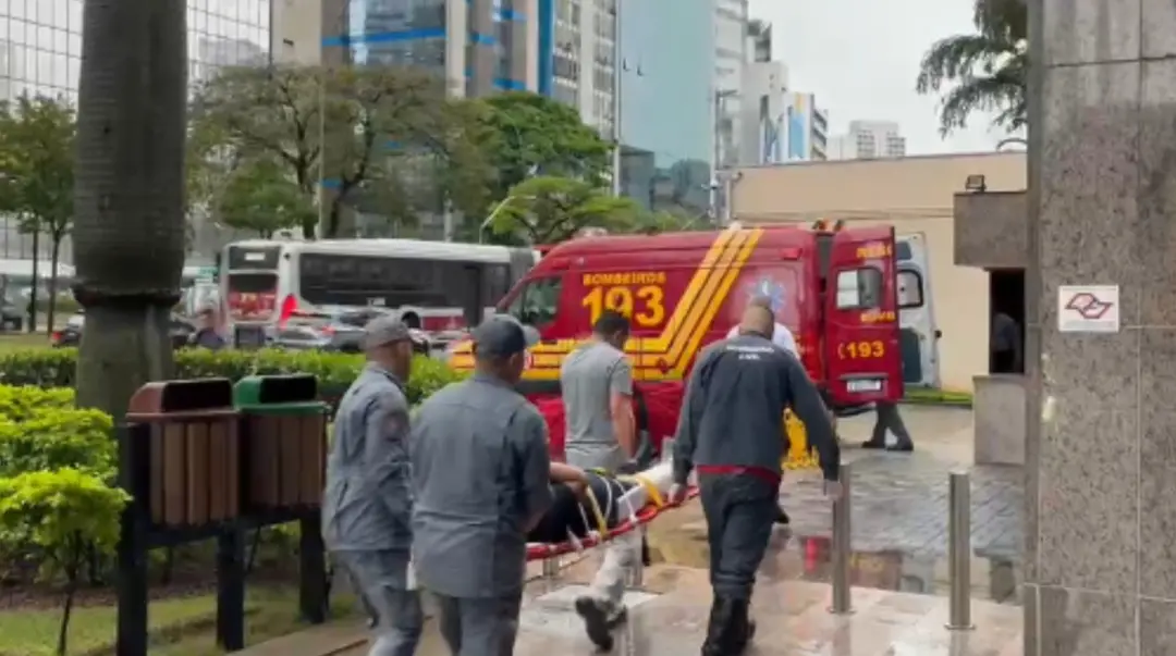 Faria Lima, em São Paulo, teve queda de estrutura metálica em prédio comercial, deixando dois funcionários terceirizado…