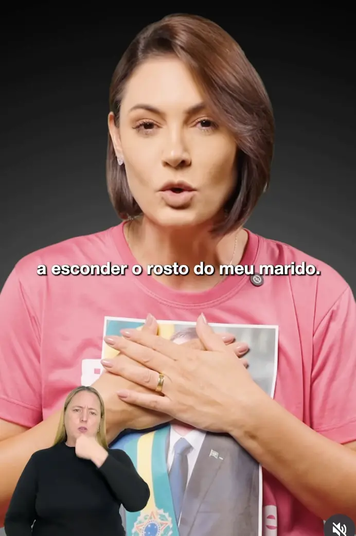 Michelle Bolsonaro escondeu o rosto de Bolsonaro em uma foto, depois que a Justiça Eleitoral proibiu o uso da imagem de…