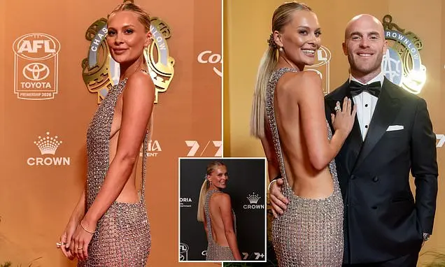 Tayla Brown quase teve um problema de roupa no Brownlow Medal em Melbourne por ir sem sutiã em um vestido bem revelador…