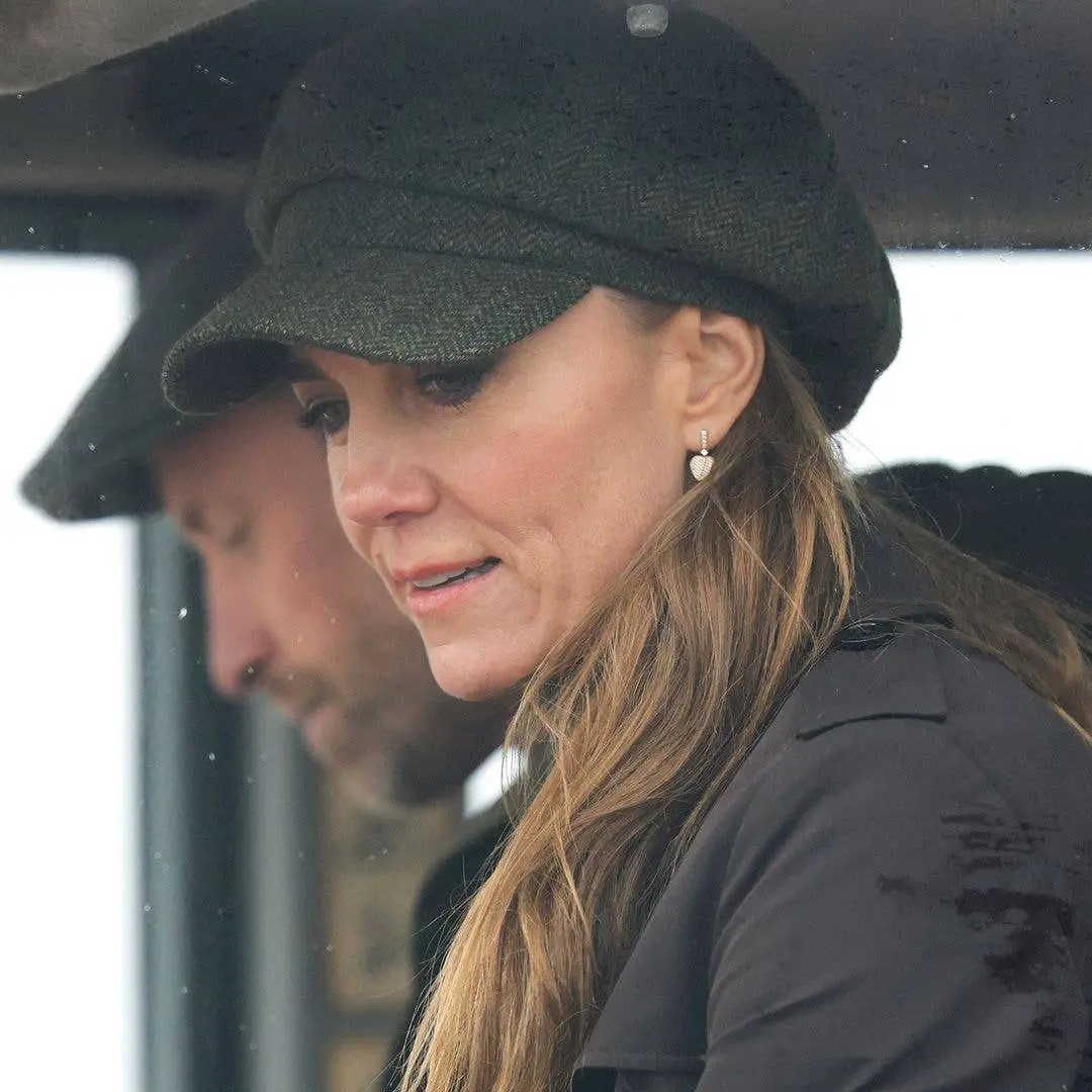 Kate Middleton e Príncipe William visitaram a Ilha de Bute na semana passada, antes de ficarem na Escócia. A postura de…