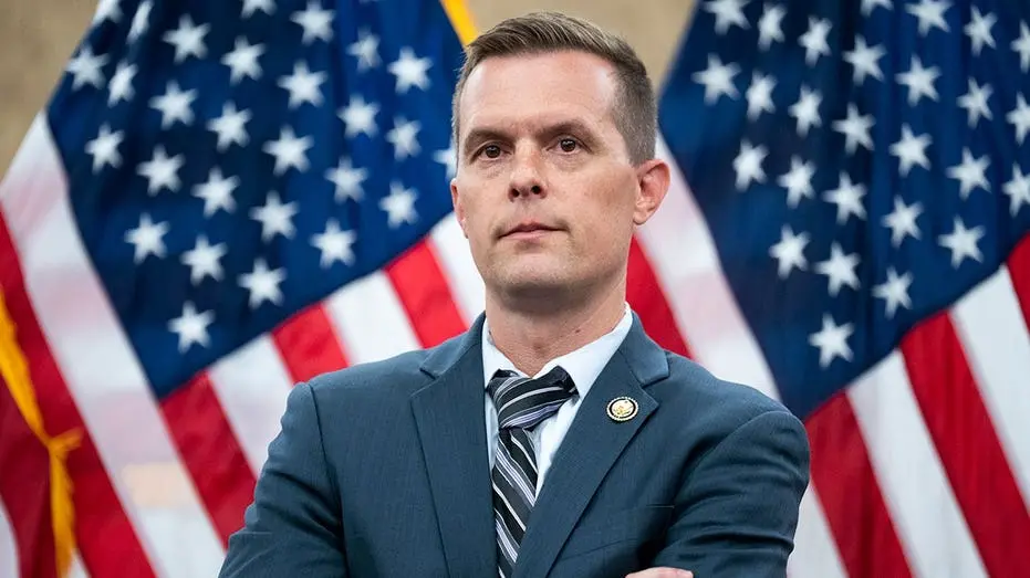 Jared Golden, deputado que vai deixar o cargo, apoiou Mike Lawler para a reeleição em 2026. A ideia é que ele siga trab…