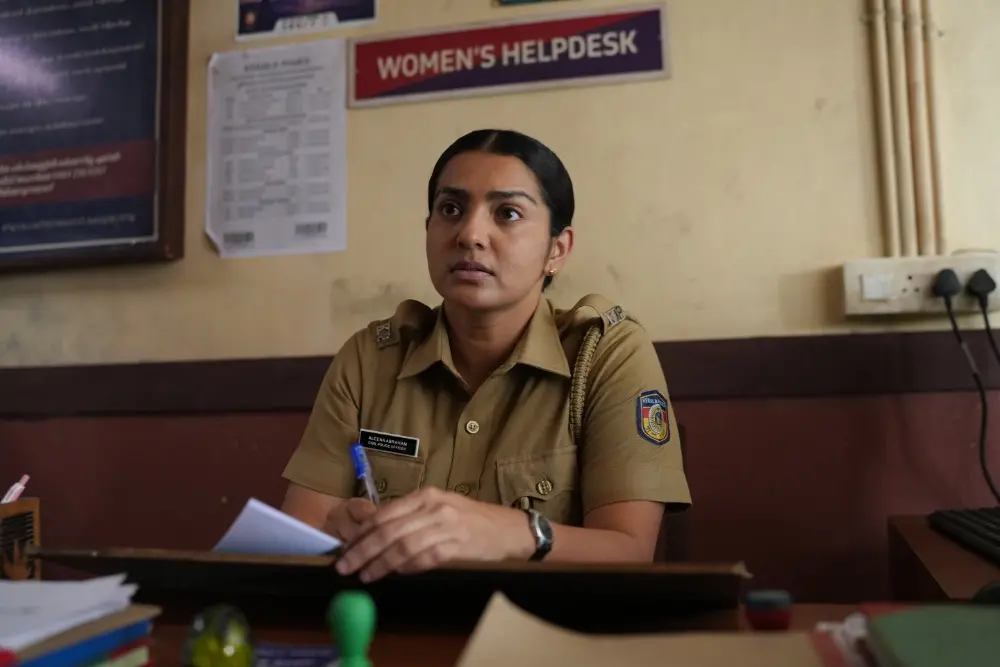 Parvathy Thiruvothu, atriz indiana, agora atua como policial no filme Pradhama Drishtiya Kuttakkar. Ela fala que curte …